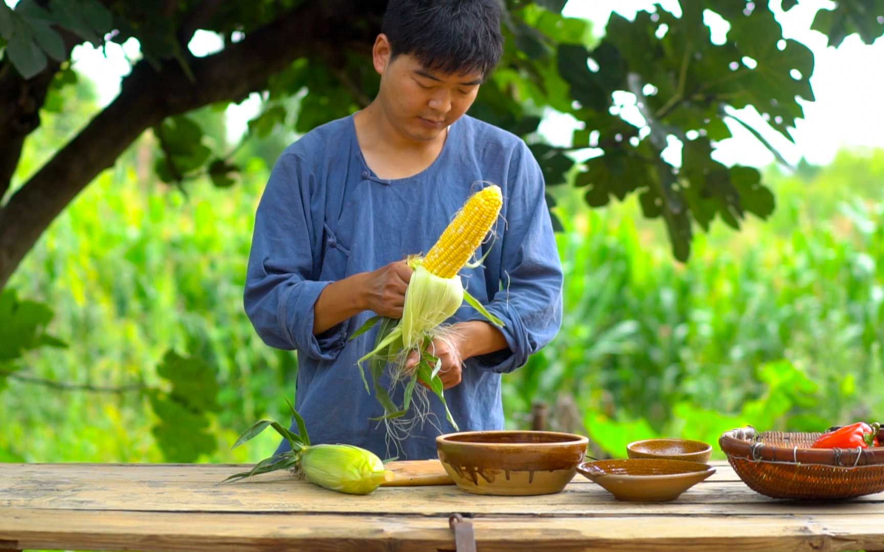 一个人在户外做上一道地方特色美食,两亩地吃着很爽哔哩哔哩bilibili