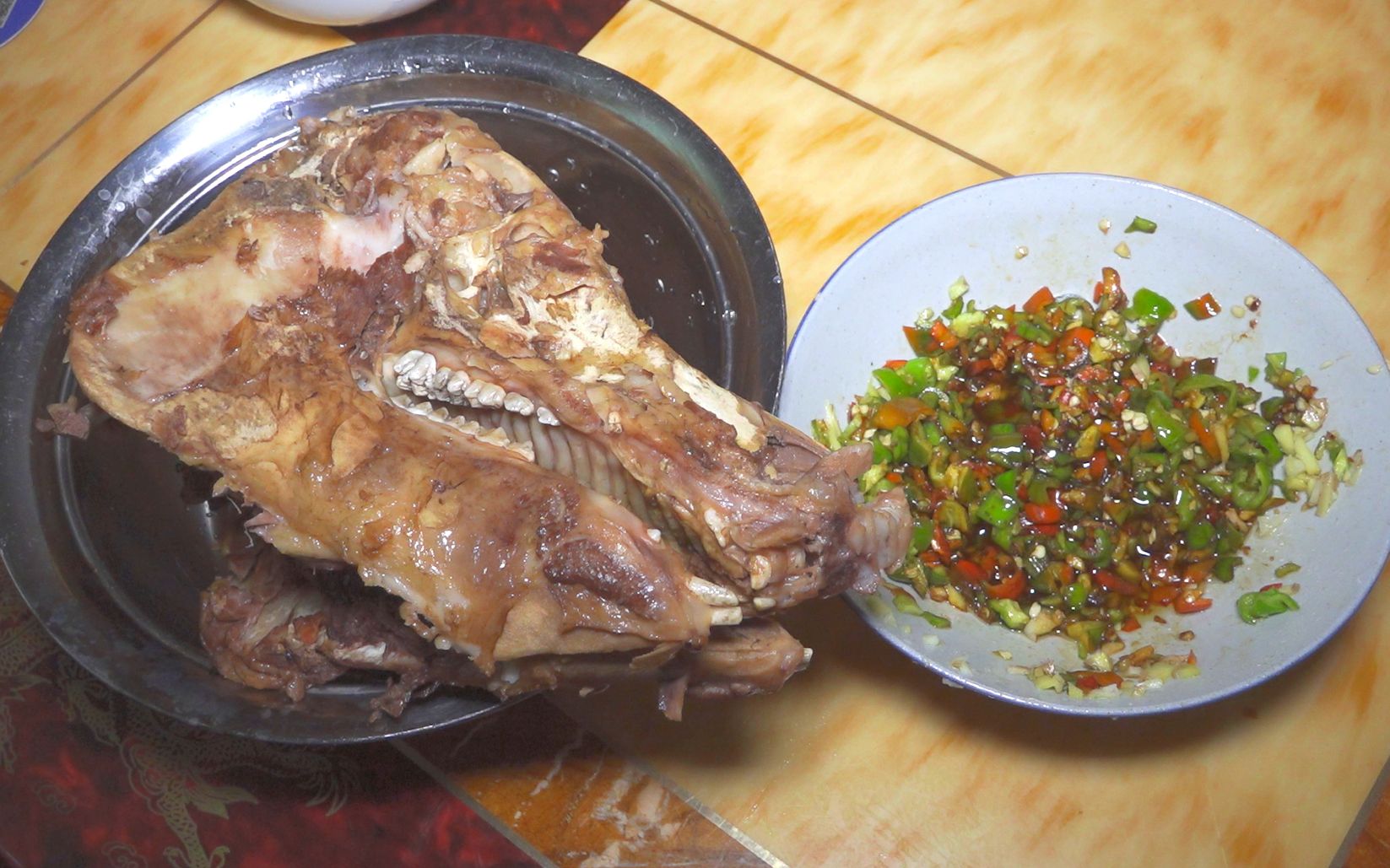 一个猪头加一碗辣椒猪头就该这样吃才过瘾不油腻