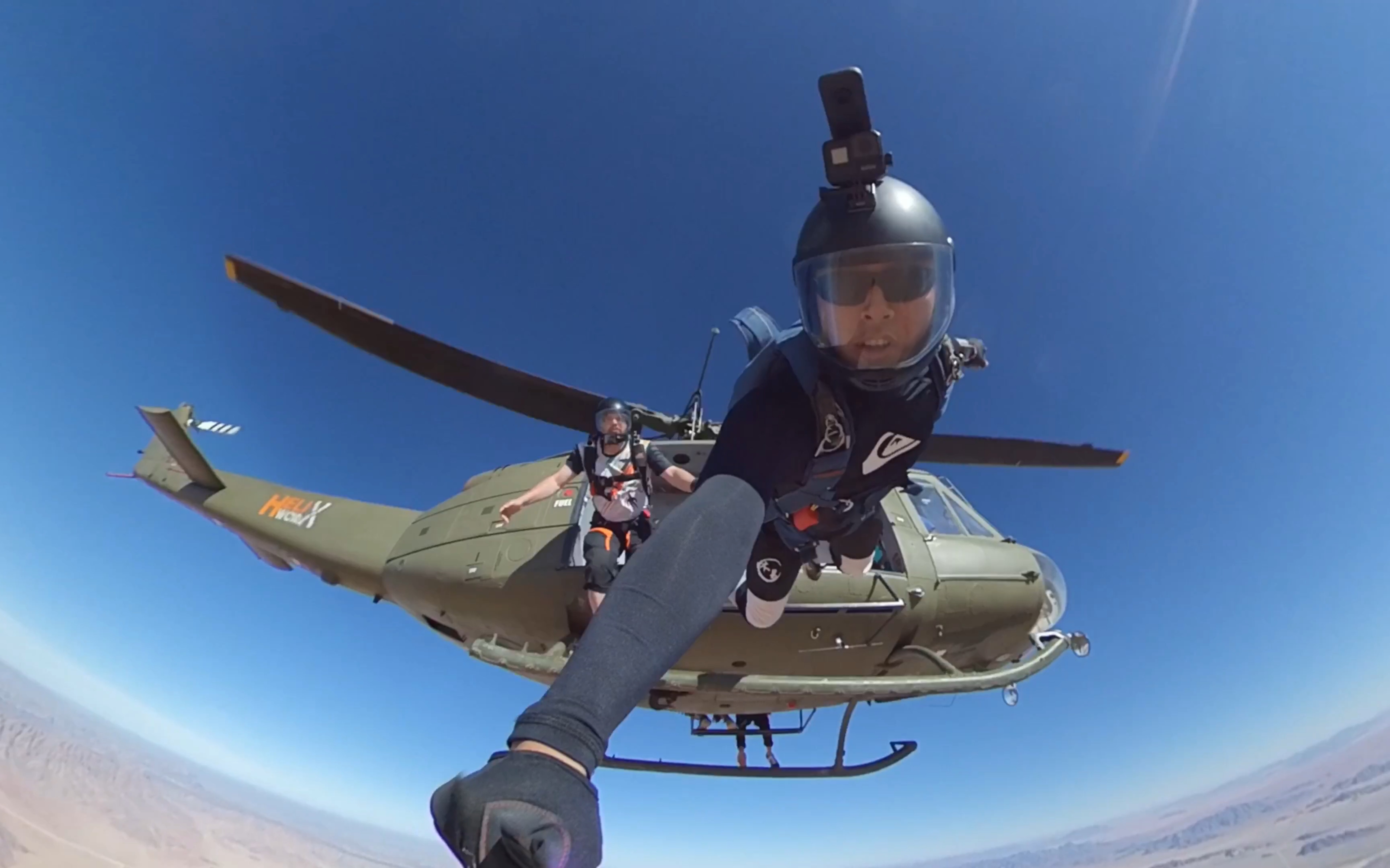 中国职业跳伞员在非洲体验直升机野生跳伞 与大型动物生活的野路子