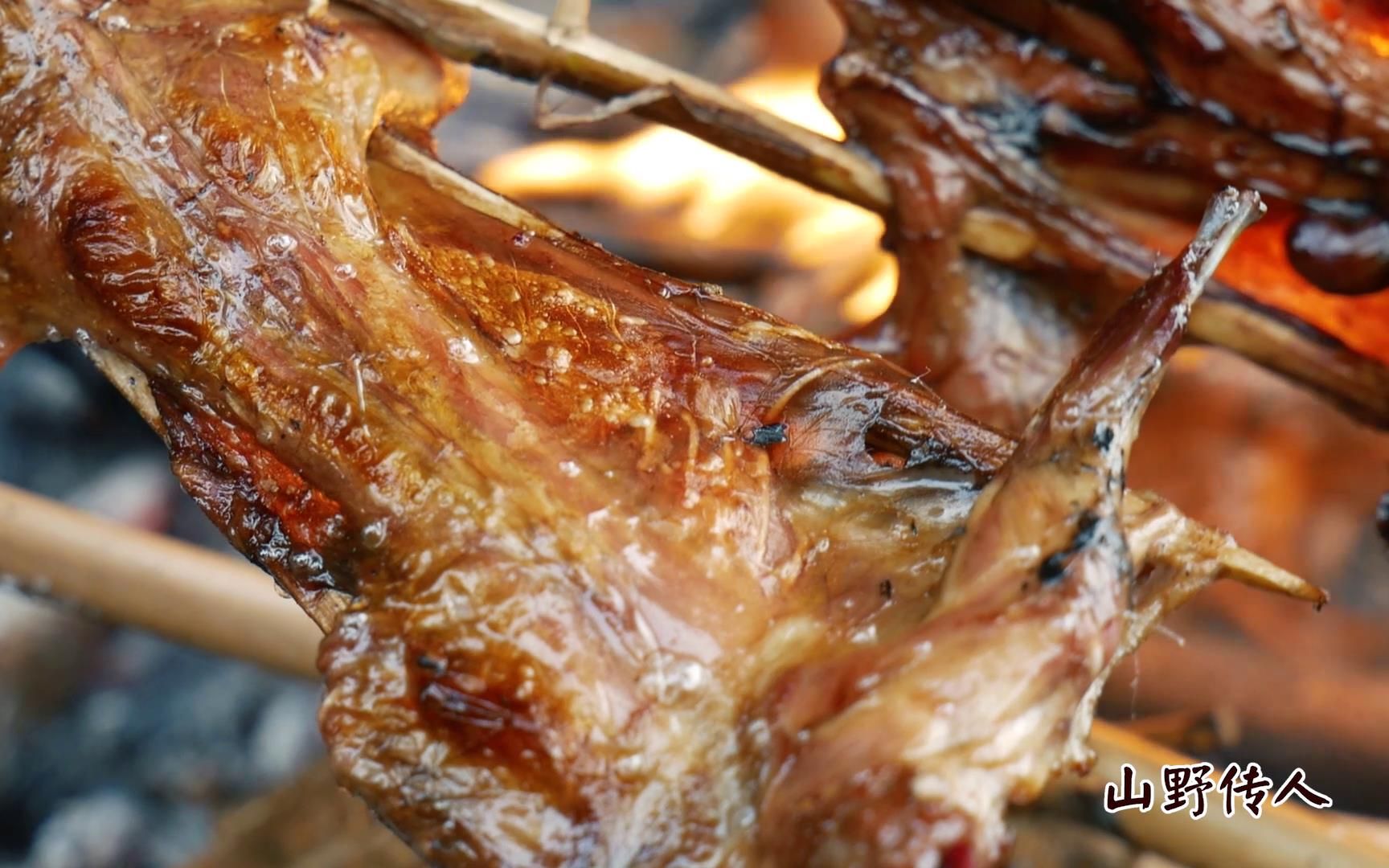 重口味农村小伙山里抓获老鼠直接起火烧烤