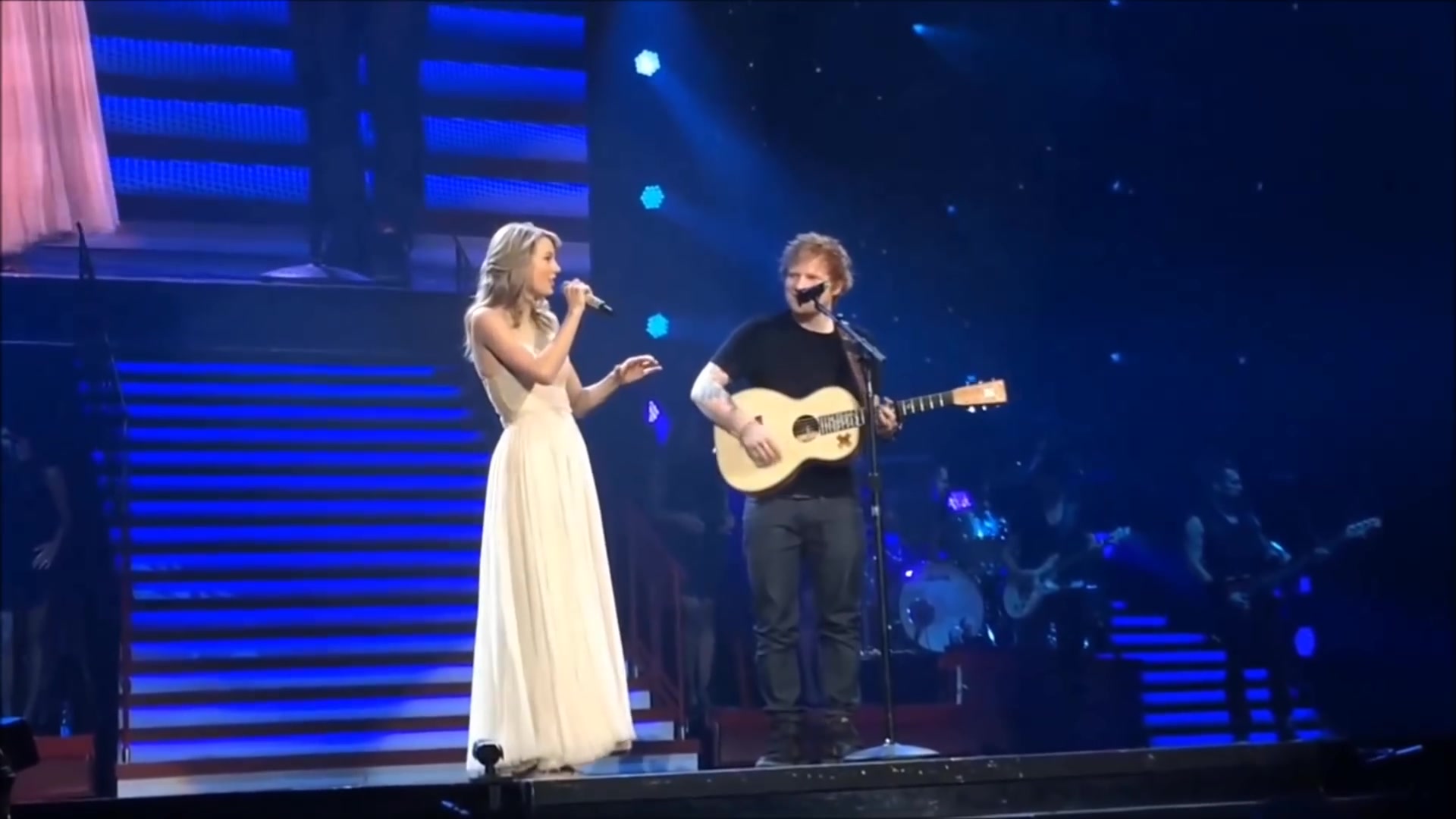 [图]霉霉 黄老板  Taylor Swift Ft Ed Sheeran - I See Fire (DVD The RED Tour) Bônus