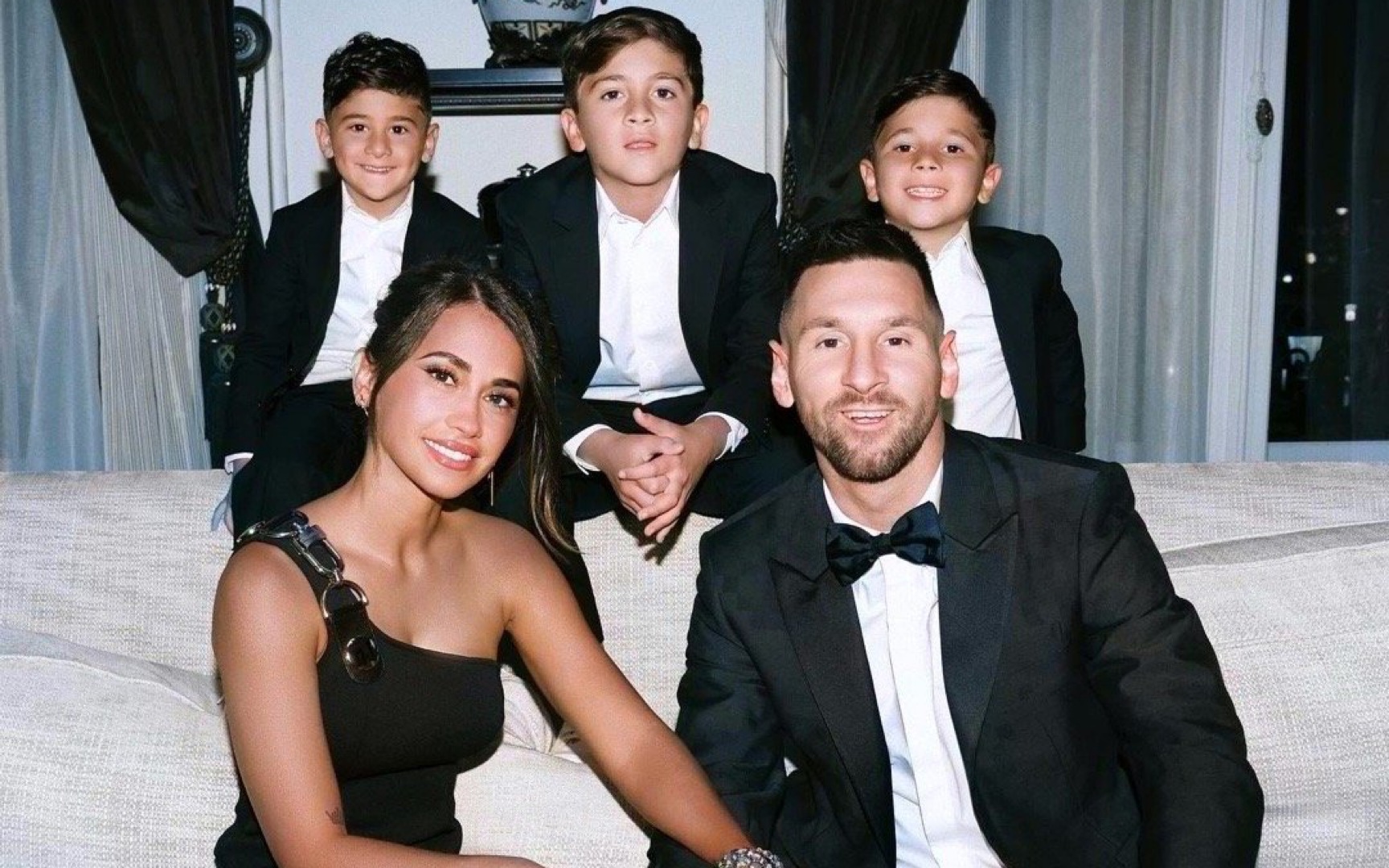 金球奖颁奖典礼上 社恐球王梅西 和承担社交的他的三个儿子形成鲜明