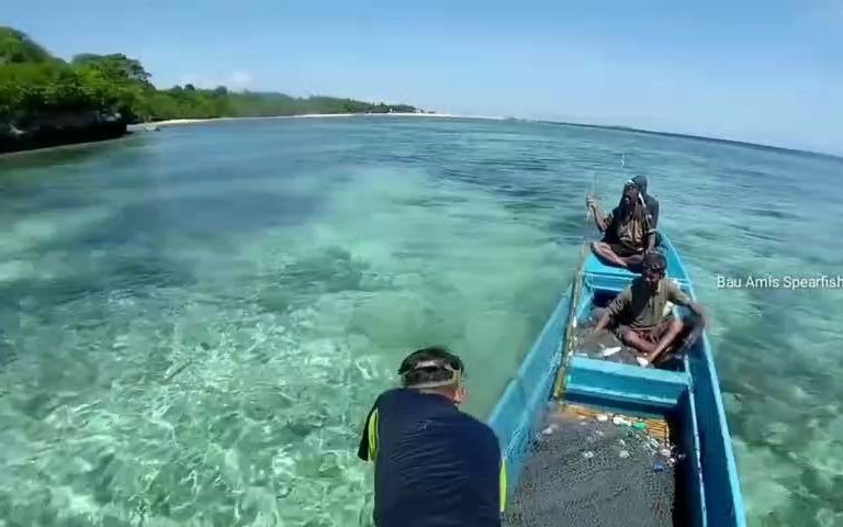 [图]在清澈见底的浅海捕鱼