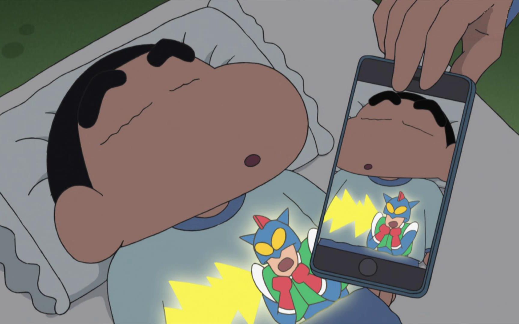 蜡笔小新:小新想看睡衣上的动感超人发光未果,回家吃着饭睡着了