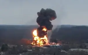 Скачать видео: 美国一载有毒化学品火车爆炸，疏散居民不敢回家