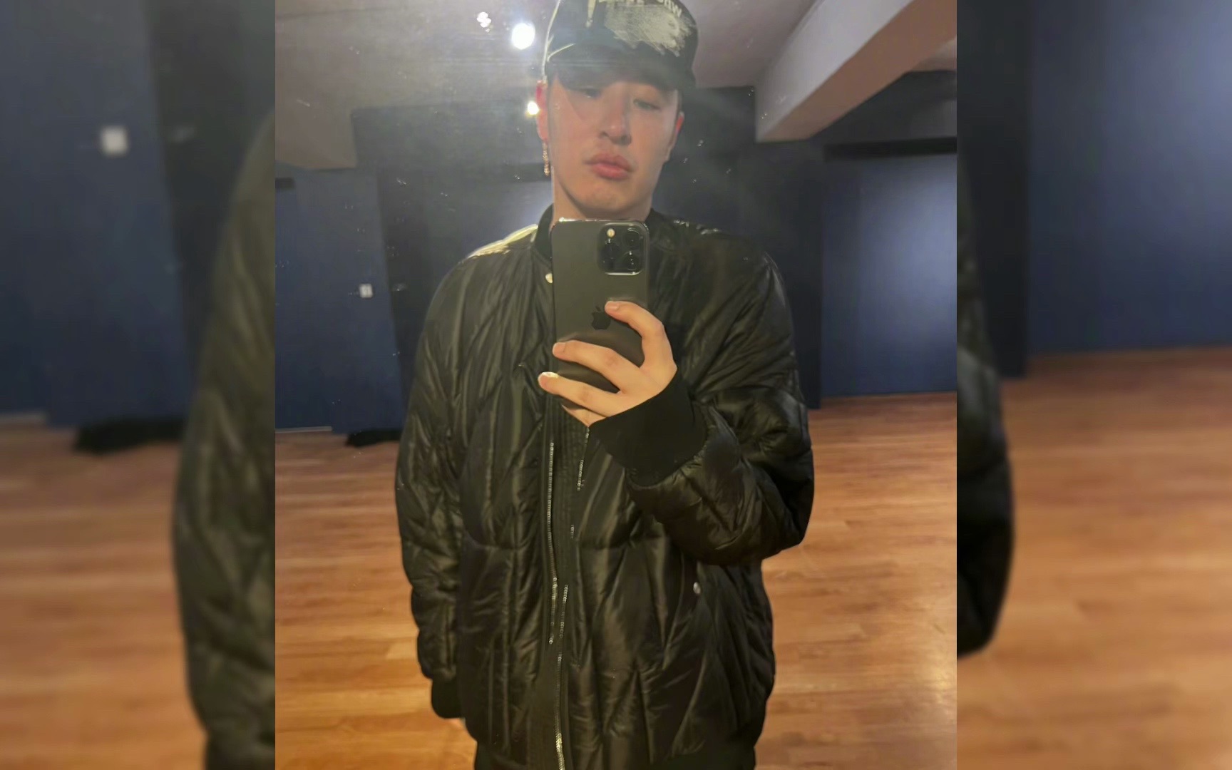 潘玮柏纯黑look又潮又嘻哈 对镜自拍秀瘦身成果