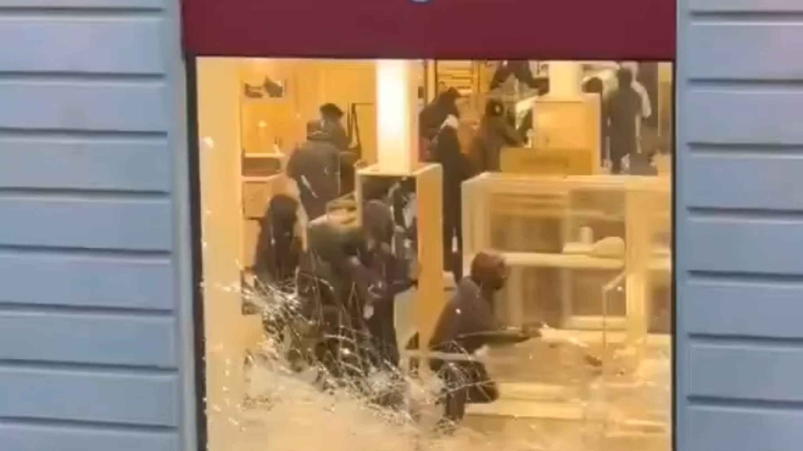 巴黎老佛爷百货0元购现场