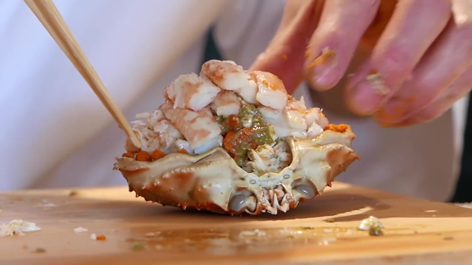 看日本大厨如何做剥大螃蟹,太细心了