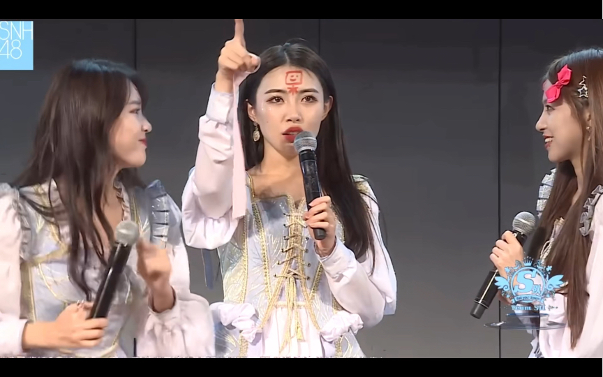 20190703 钱蓓婷在戴萌额头上写字 跟你有关 像个人 孔肖吟