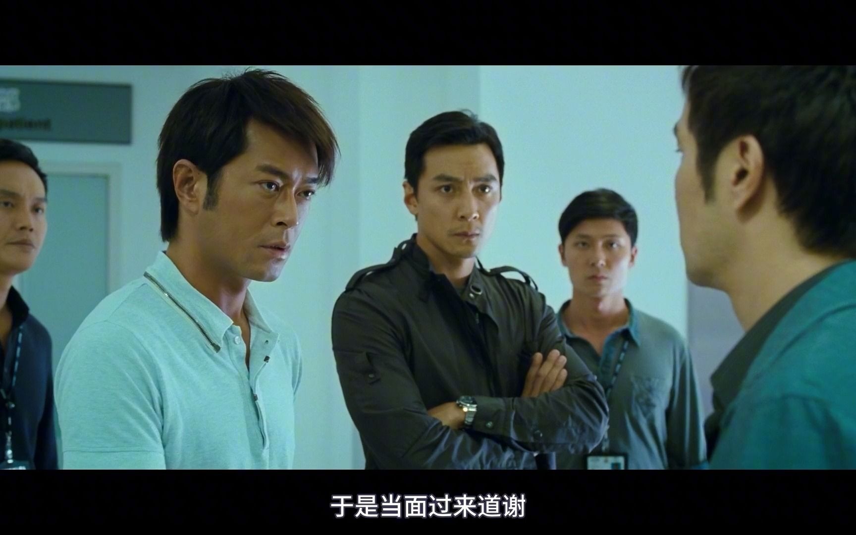 《枪王之王》致敬经典,市民持枪击毙匪徒,见义勇为还是持枪不当