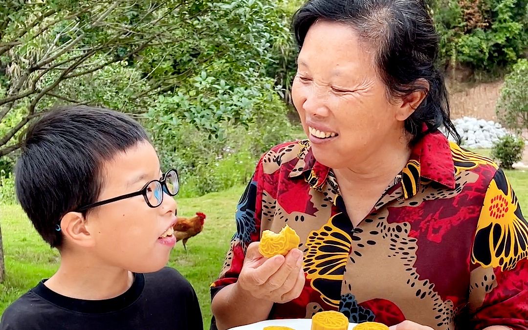 [图]中秋节要到了，小外孙自己尝试给姥姥做南瓜酥，营养丰富还好吃！