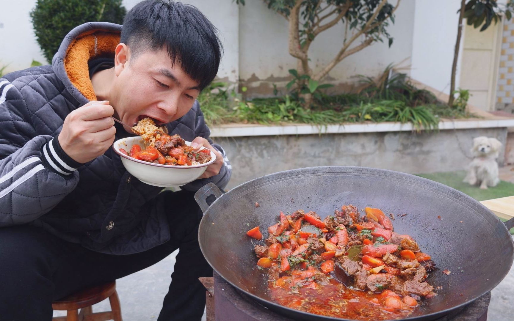 做一锅传统川菜,红萝卜烧牛肉,拌着米饭围坐在过边吃,越吃越香哔哩哔哩bilibili