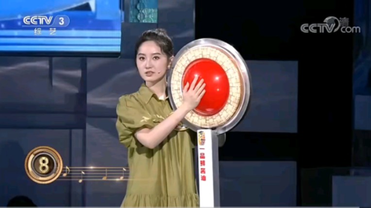 《开门大吉》:严尚嘉猜歌,抽中11号门,不知道歌名,求助外援成功,是