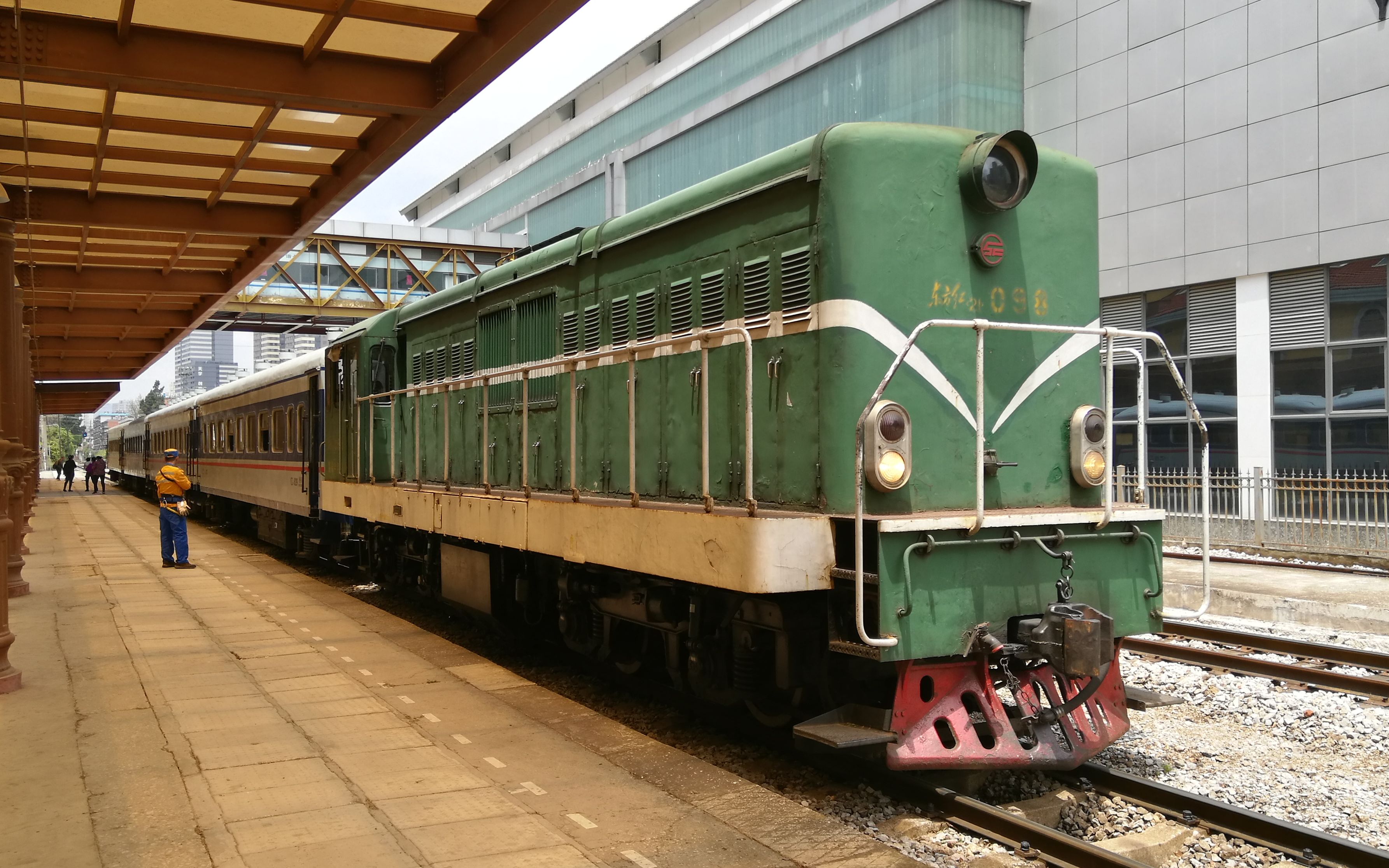 坐上随便停车的昆明米轨小火车