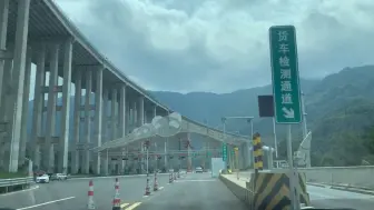 Download Video: 崇山峻岭中的高速出入口，全国唯一一个需从匝道行驶3分钟才能到达主干道的高速！无与伦比的垂直落差营造出了强烈的视觉冲击！