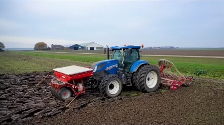丹麦农场纽荷兰t7 225拖拉机配备格兰动力耙和格兰气吹式条播机