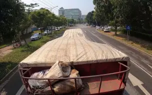 Скачать видео: 现在半挂真的养不活人了   想转行也不知道我还能做什么   看看我怎么开半挂车的吧