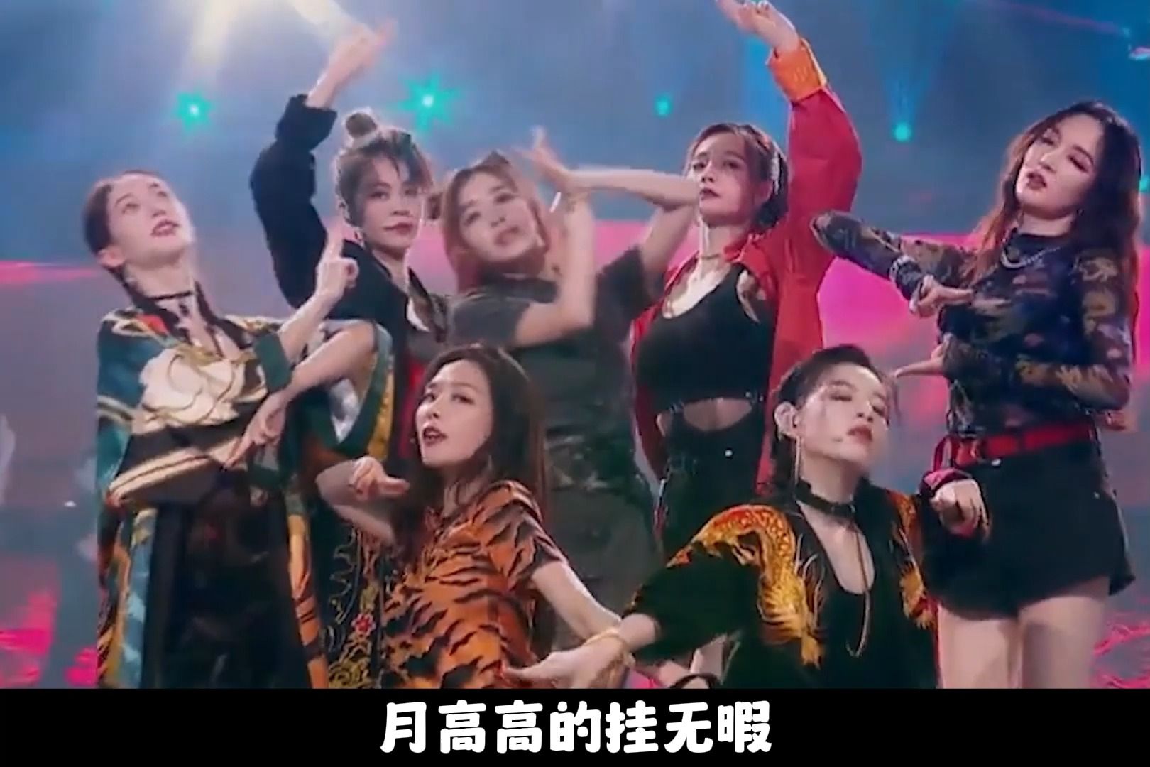 张含韵浪姐"戏腔"一句封神,初舞台"美背"亮相吓坏芒果台!