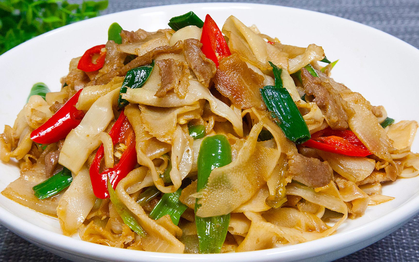 又到了吃笋的季节,超下饭的糯米笋炒五花肉,三天不吃就想得紧