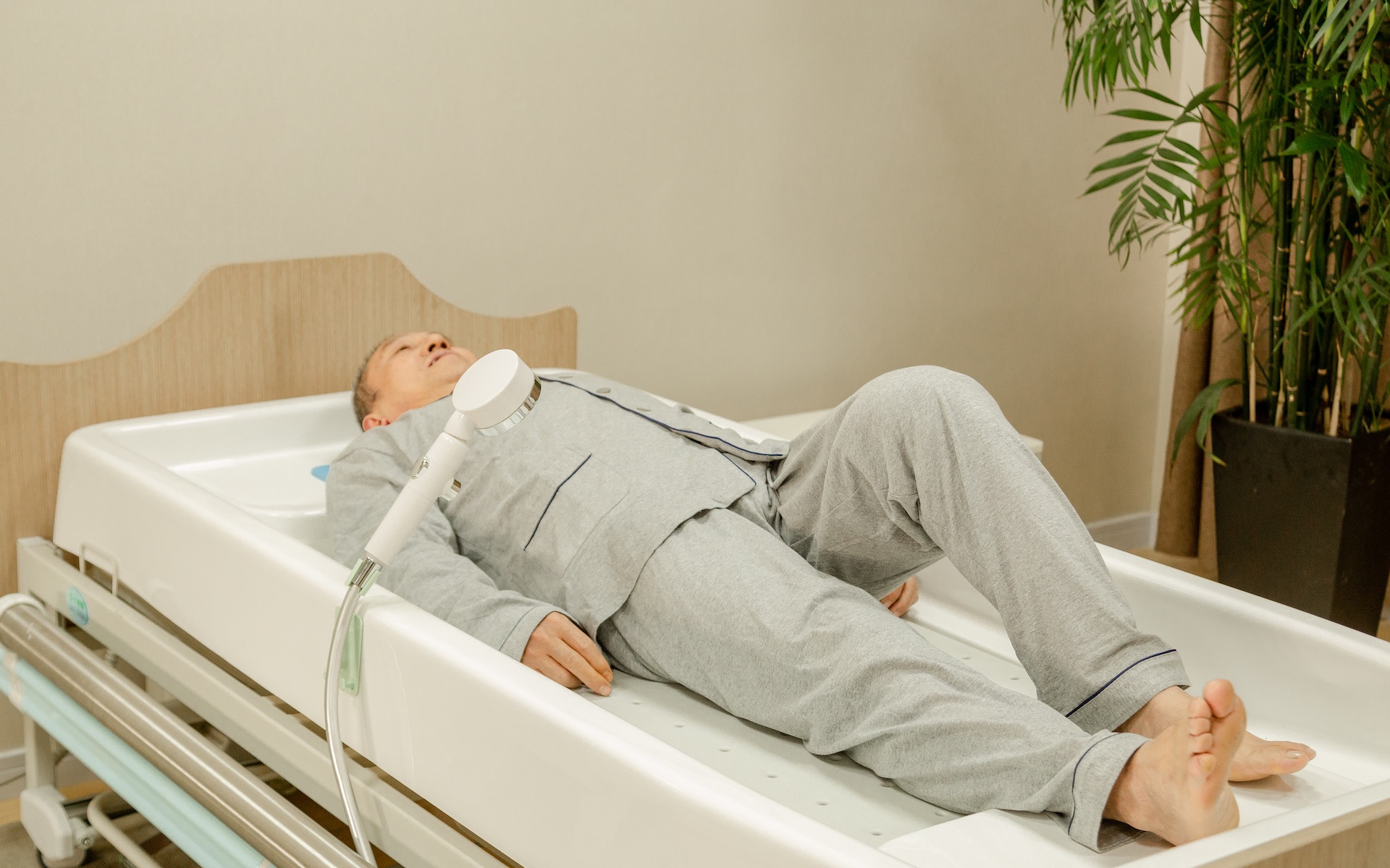 柔性翻身护理床这张智能护理床解决老人洗澡翻身所有难题