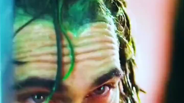 小丑,他强颜欢笑,人性的感伤,虚伪的笑脸之下,是一颗悲伤的泪.