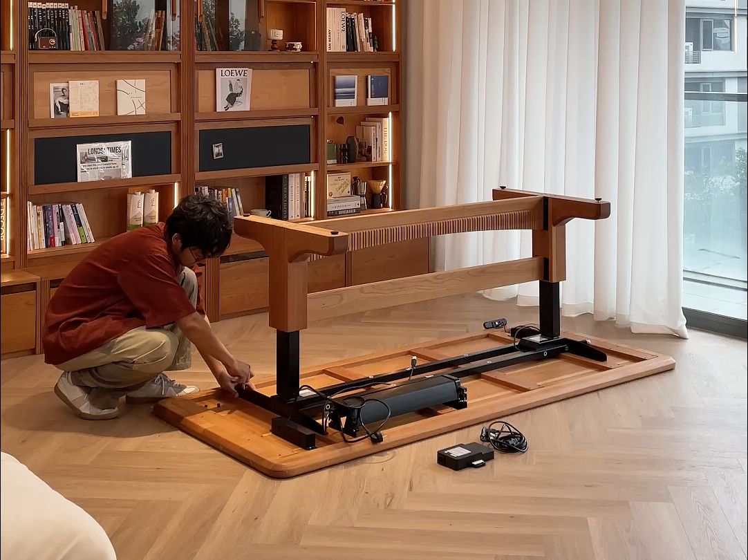 沉浸式安装一张实木升降桌🛠