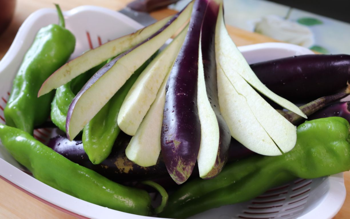 【二美】6个茄子3个辣椒,二美几天做一顿,下酒又下饭,好吃又解馋