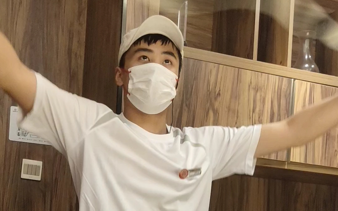 海底捞甩面小哥秀酷炫技巧,面条飞舞!