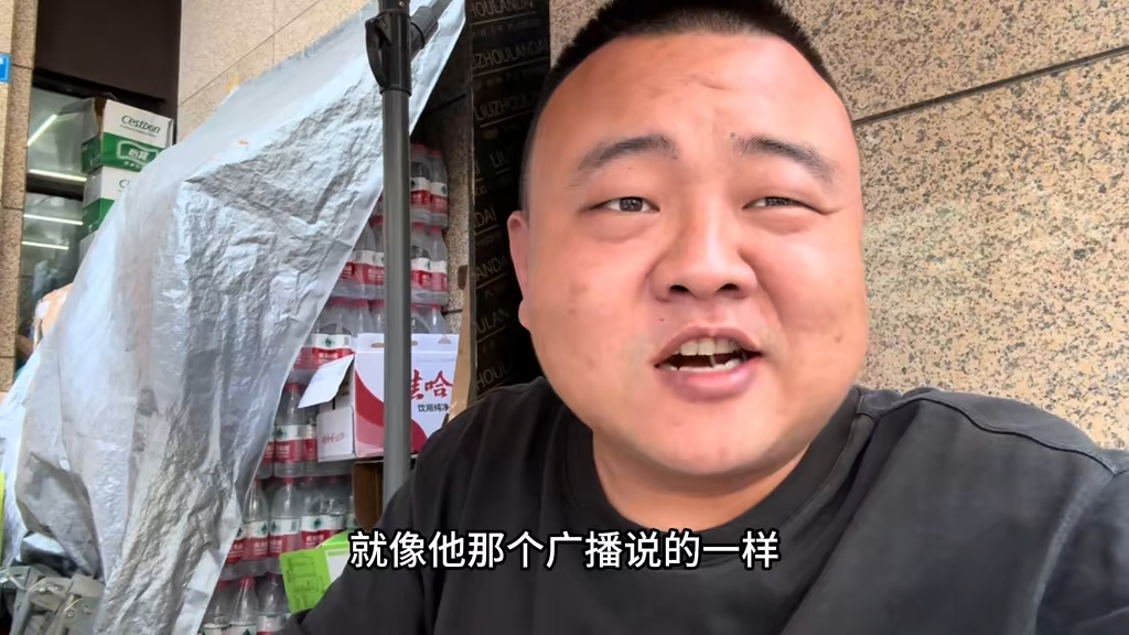 坐4小时火车到成都了,遍地美食的成都,吃15块的猪脚饭