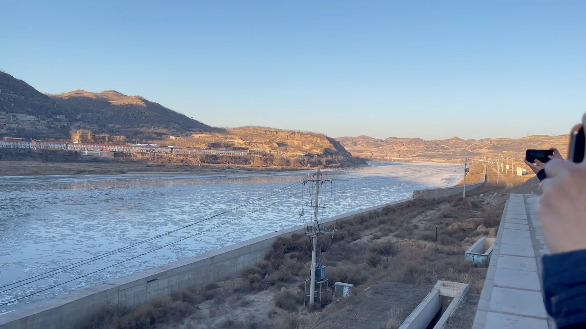 冬季吕梁碛口古镇的黄河