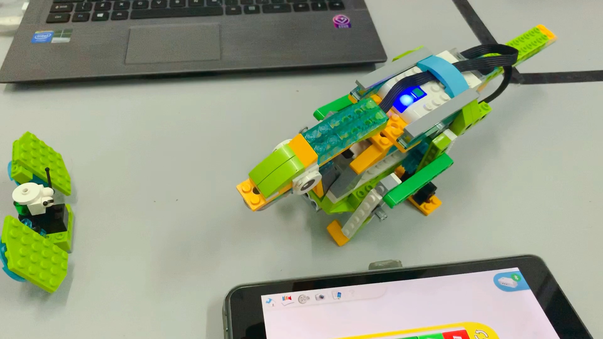 【乐高】wedo机器人模型 副栉龙 (距离传感器控制恐龙的前进和停止)