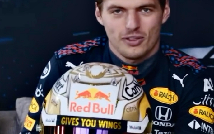 【f1】维斯塔潘展示白金新头盔 33号变1号