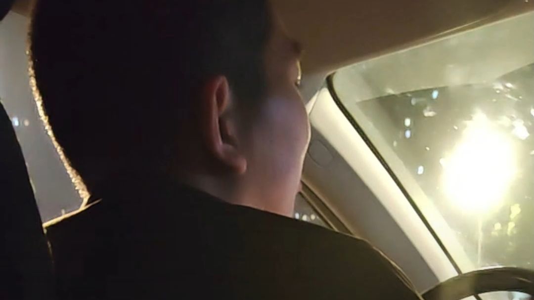 26岁肺癌晚期女乘客宽慰因失业而失意的网约车司机，笑着说出：“我才26岁，连手术机会都没有”“在生命面前，所有事都是擦伤”