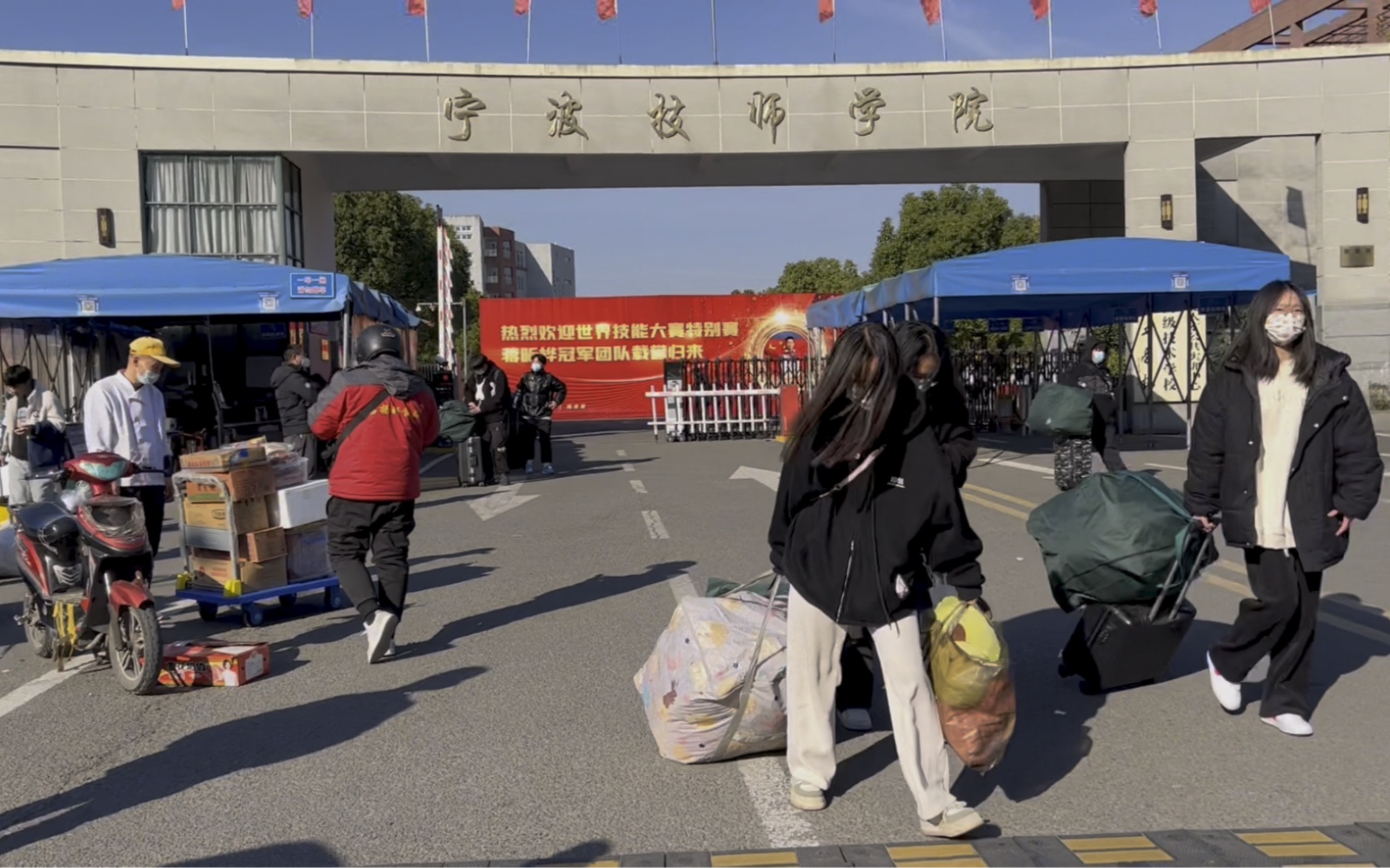 今天宁波技师学院提前放假,看看学生放学情景和家长私家车接送哔哩哔哩bilibili