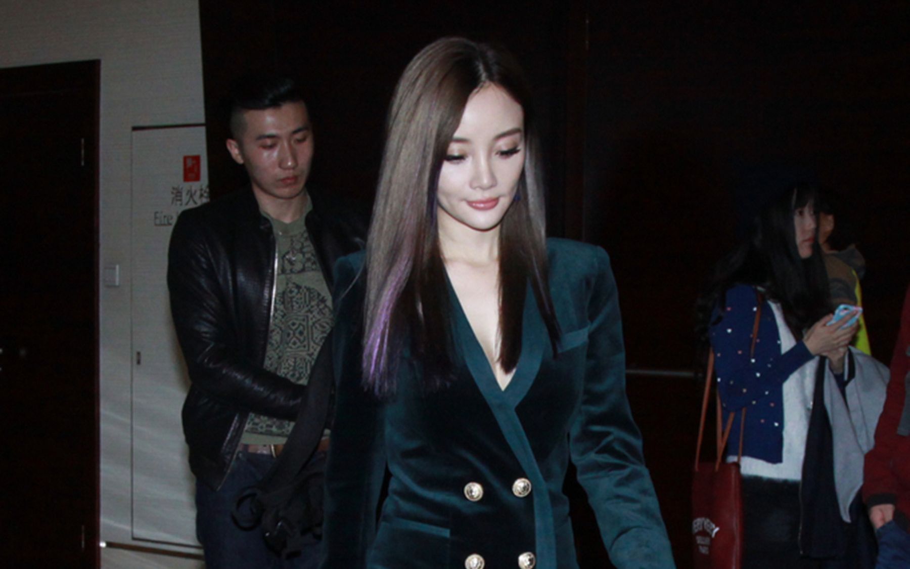 李小璐太疯狂!走红毯只穿一件西装外套,网友:不想看都难