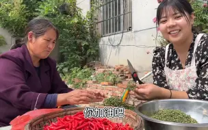 Video herunterladen: 妈妈来给压力了！让日本儿媳妇在生个小孙女