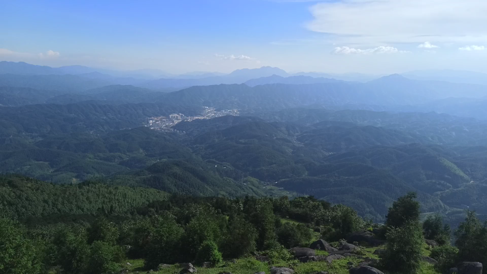 8.终于到达号称湖南版武功山的桂东万洋山,对比江西武功山还是差了点,山峰相对平缓,高山草甸面积也不是很大哔哩哔哩bilibili