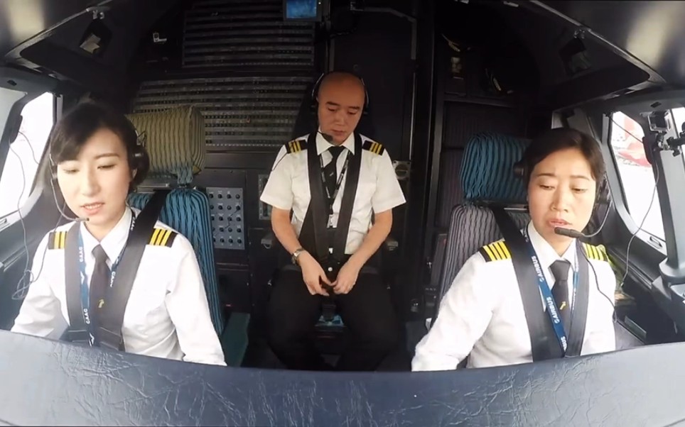 深圳航空女机长和飞行员驾驶操控飞机