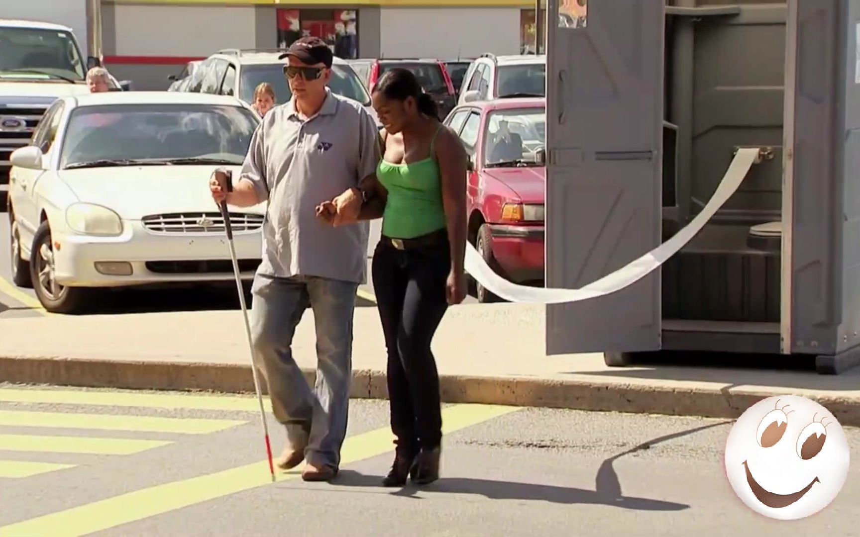 国外爆笑恶作剧 男子上厕所恶搞路人拖走卫生纸 路人的反应笑死了