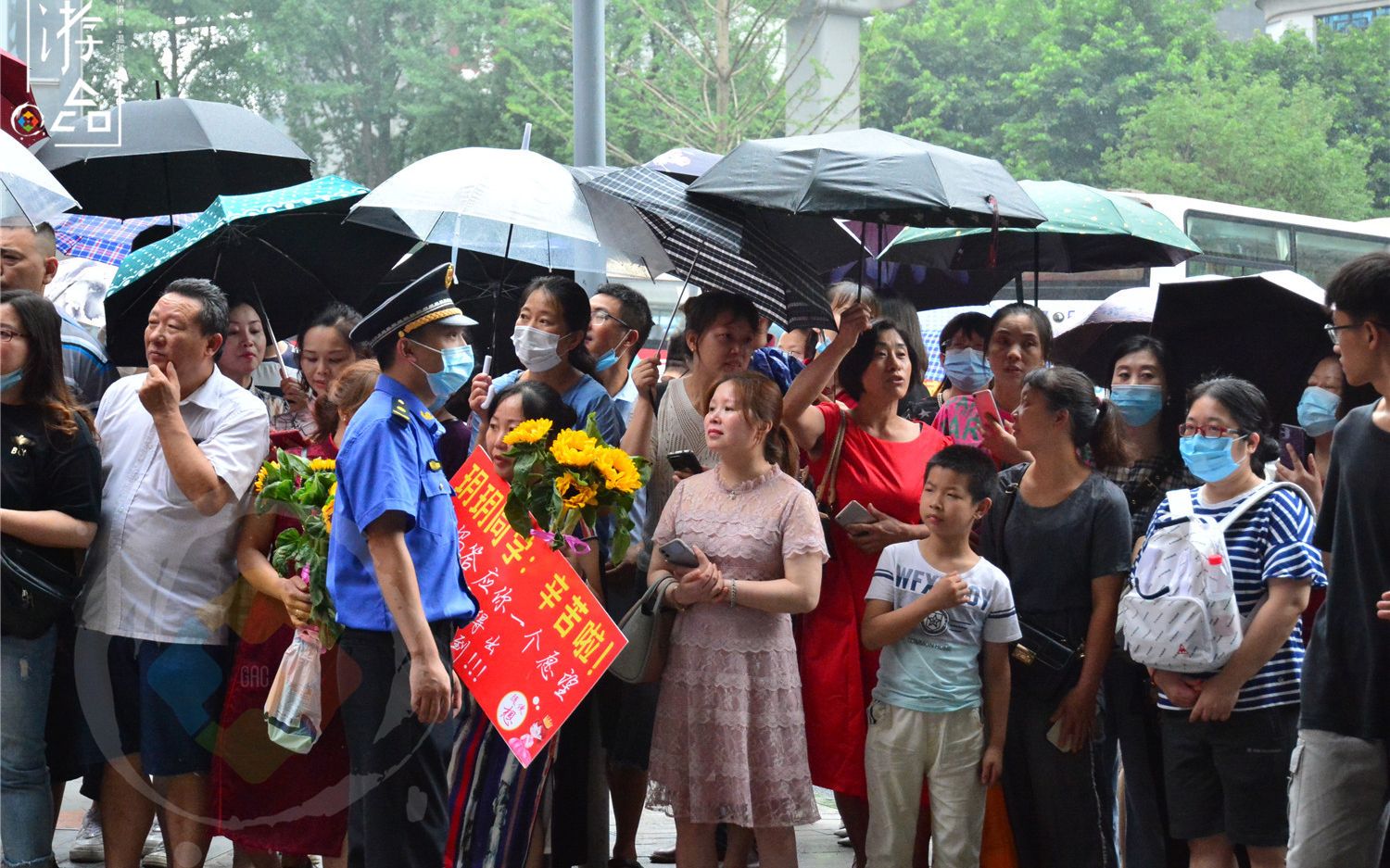 考场外母子相拥的视频爆火,引发全网无数人落泪,母子拒绝好心人资助哔哩哔哩bilibili