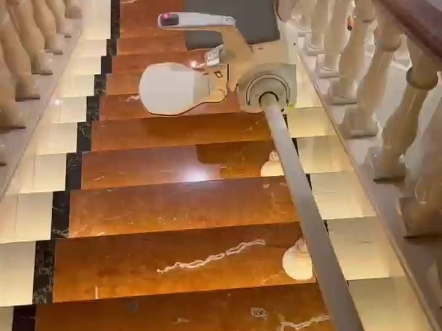 垂直电梯是公用,座椅电梯老人专用