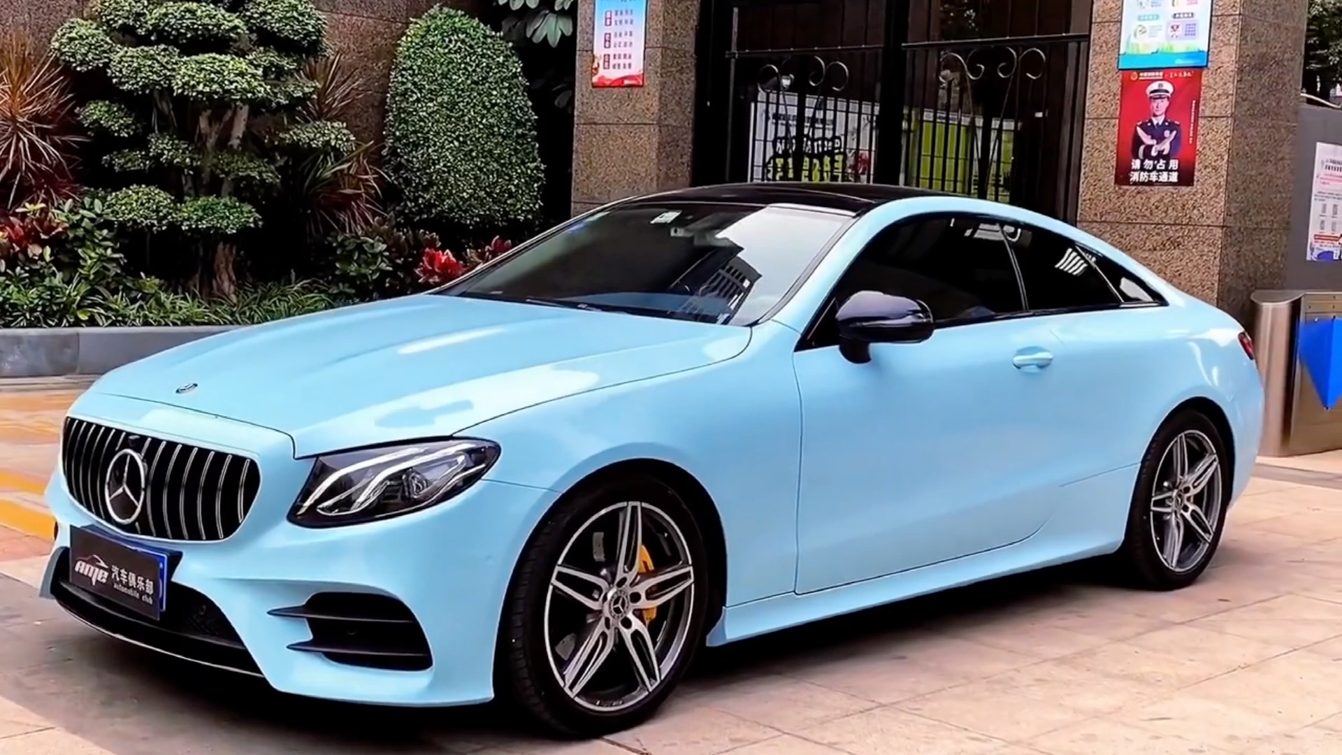 奔驰c260coupe漆面冰川蓝改色贴膜,清新自然车身效果,回头率爆表
