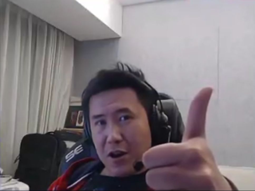 马西西生日快乐!模仿自己瘫掉之后解说比赛令人忍俊不禁