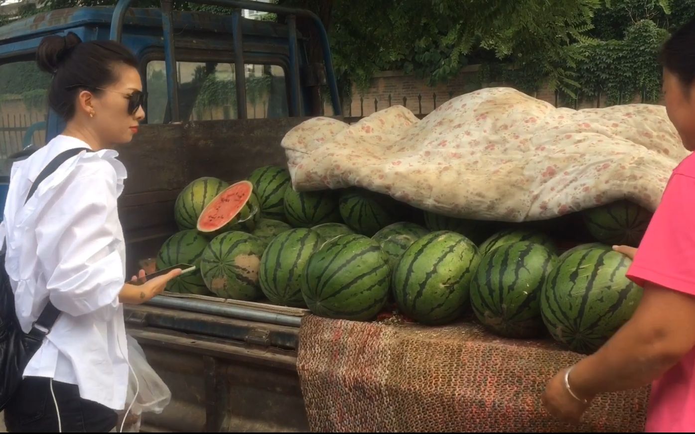 美女在北京买西瓜一问价格美女吓到张大嘴巴