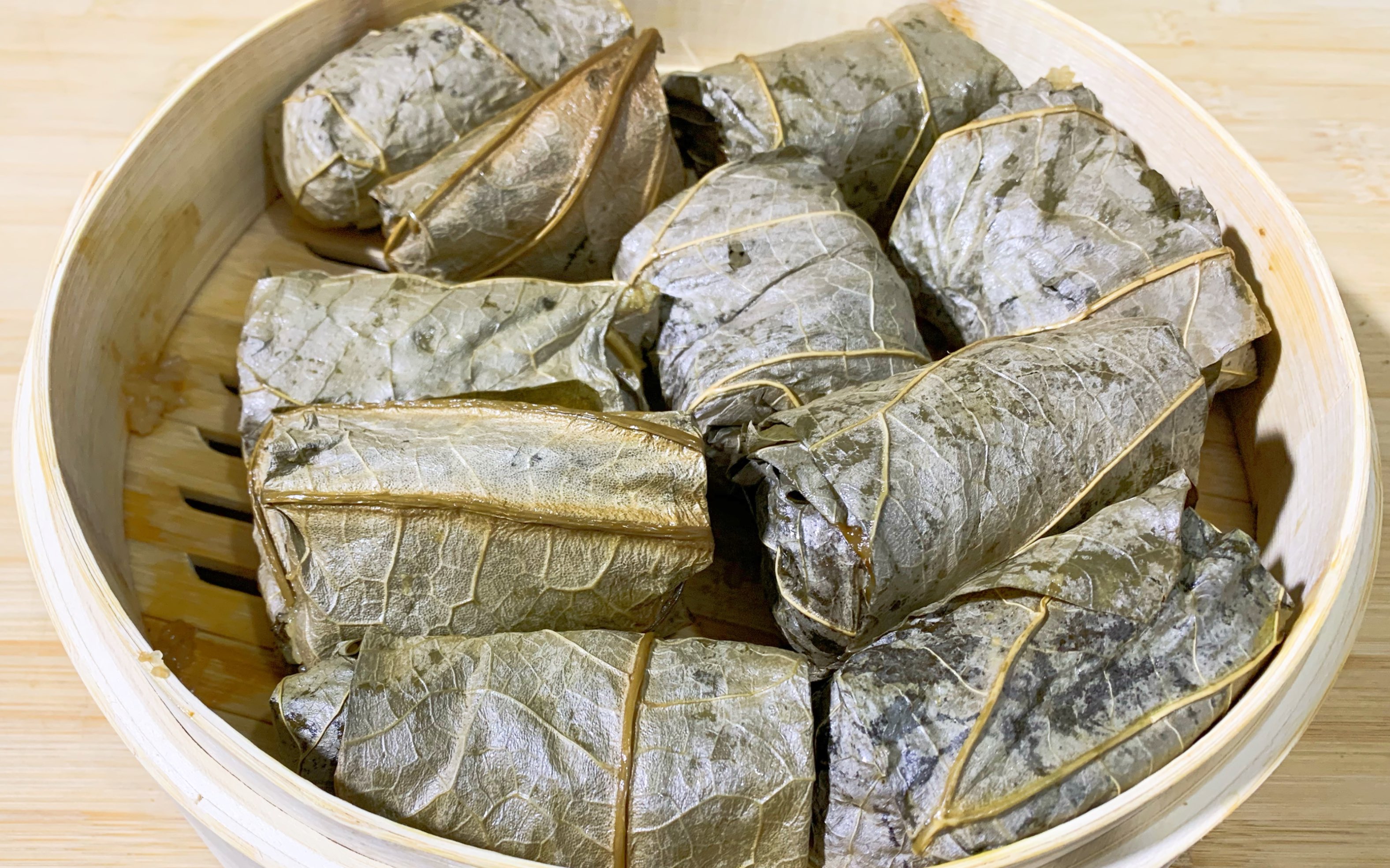 不用去茶楼吃了,在家简单做荷香糯米鸡,口感软糯,馅料鲜香,超级好吃.