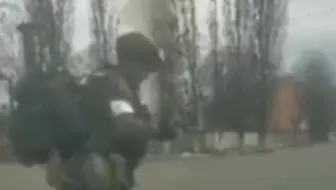 乌克兰飞行员被俄士兵拦住，没意识到是敌还亲切交谈暴露身份