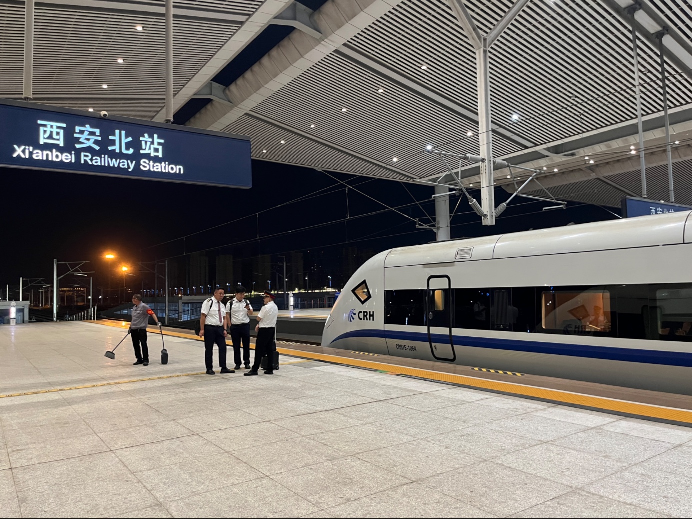 d966次京蓉动卧列车西安北站出站,离开古城西安!