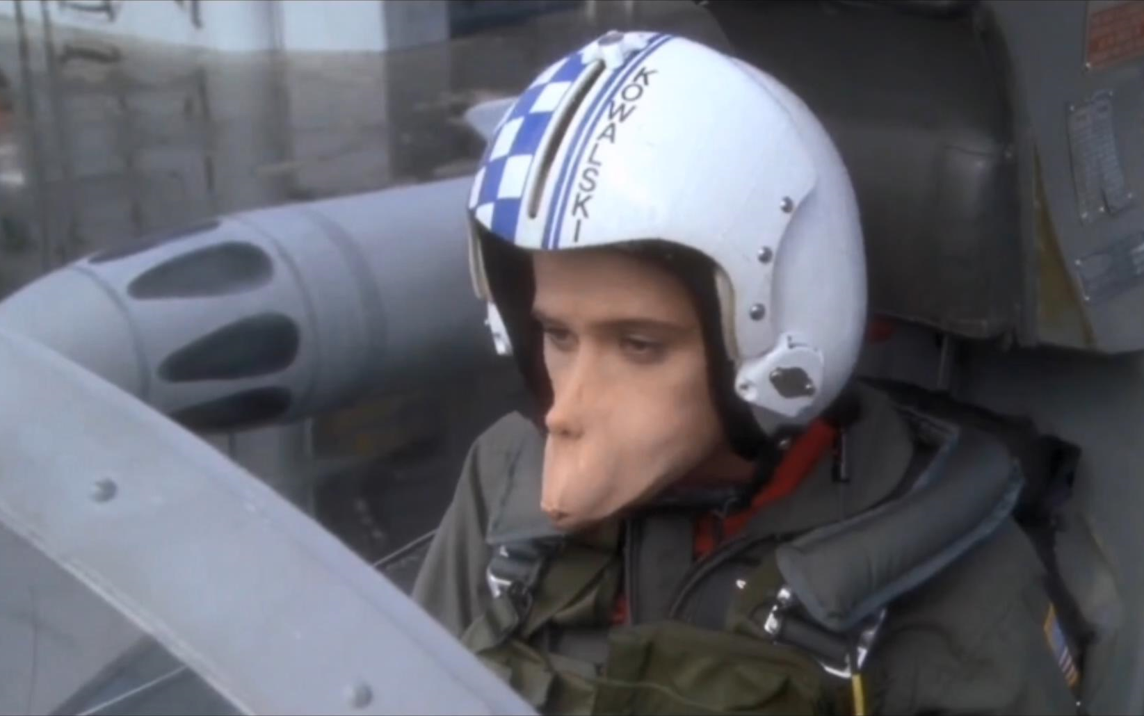 活动作品反斗神鹰之飞机开的太快美女都吹的变形了