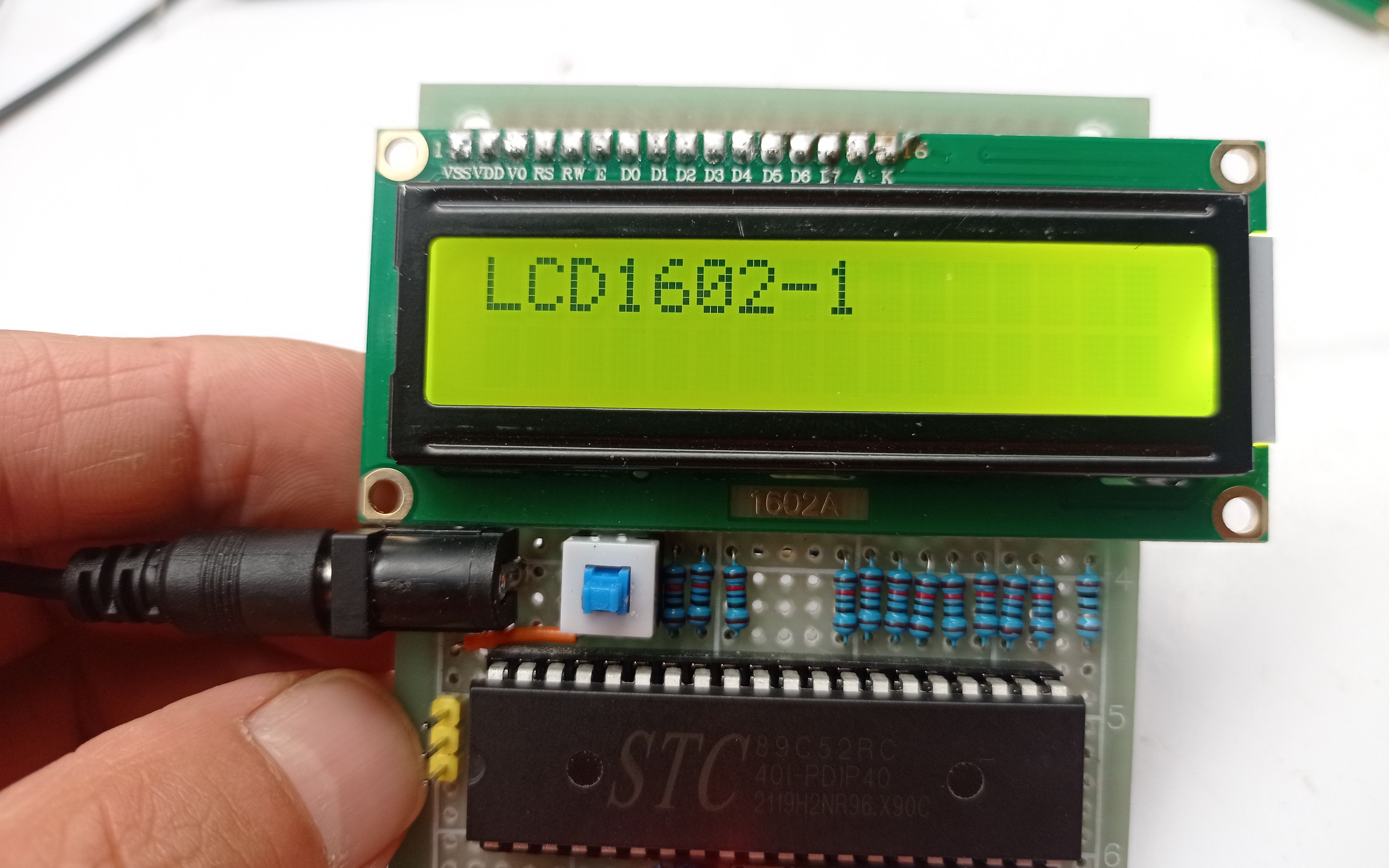 lcd1602液晶显示器初始化并显示hellowold结果显示成了hellowld尴尬