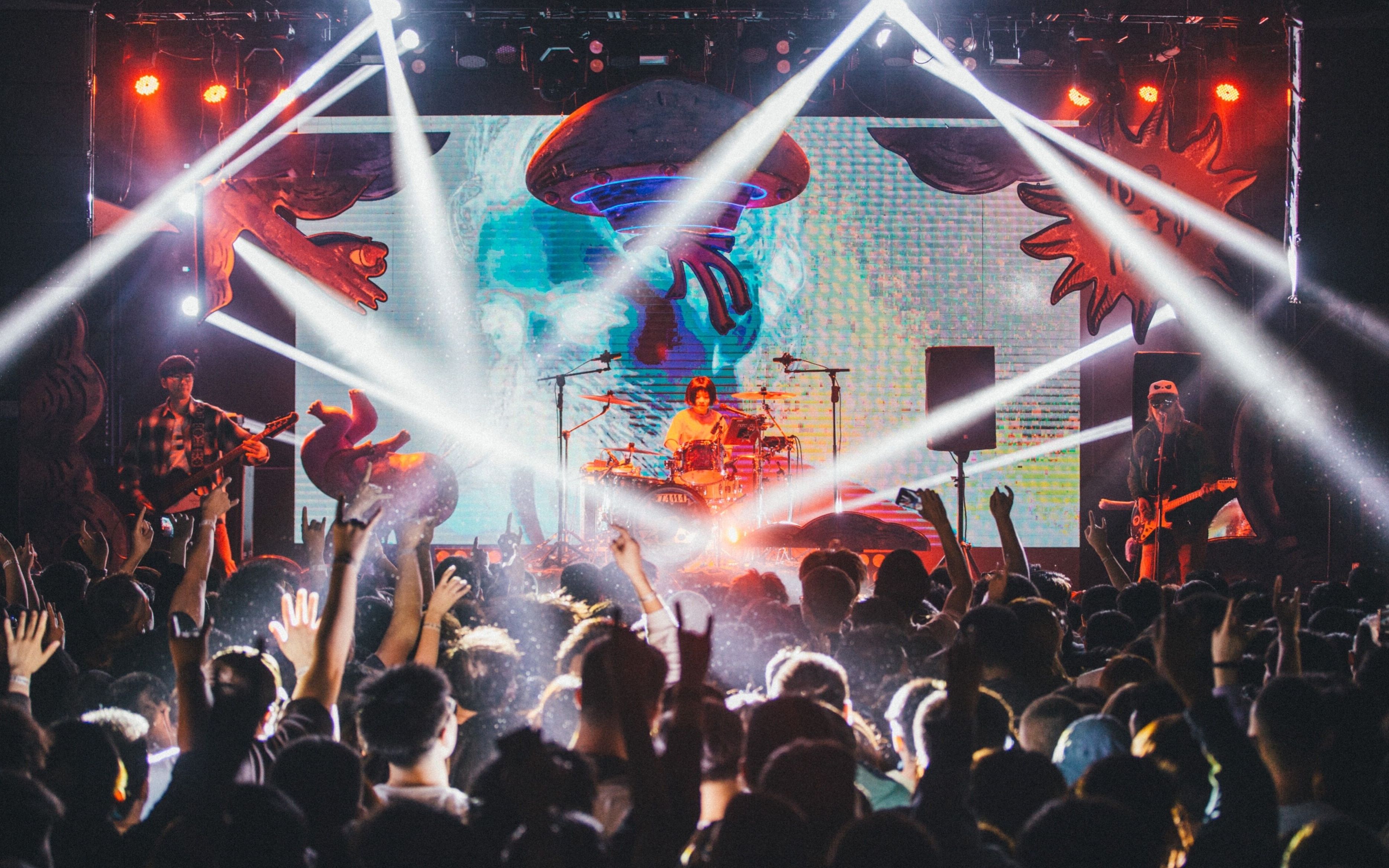 火车驶向云外 梦安魂于九霄 | 乐迷视角开火车蹦迪版 | 刺猬乐队live